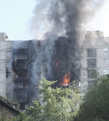 У Торецьку внаслідок російського удару горіли дві багатоповерхівки, загинула людина