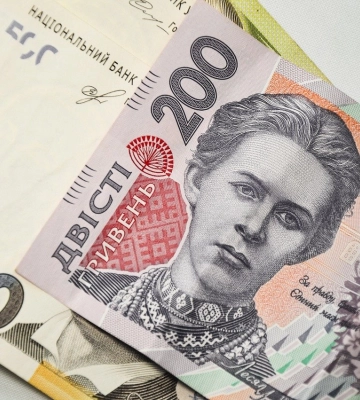 Украинцы могут получить денежную помощь от Красного Креста и МОМ