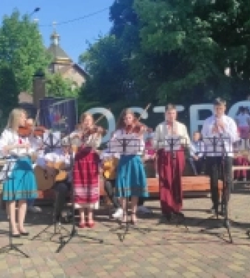 В Острозі у День захисту дітей музикували зі школою мистецтв.ВІДЕО