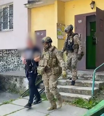 Вимагали гроші та погрожували розправою: на Полтавщині затримали банду шахраїв