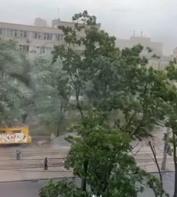 Київ накрила буря, попереджають про грозу