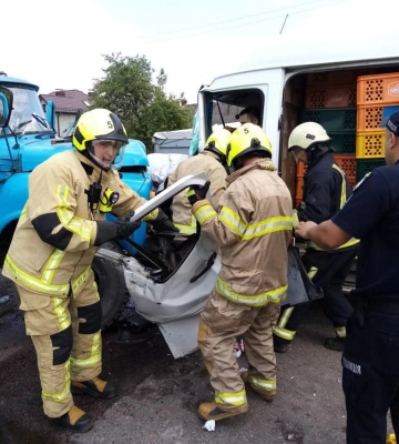Порятунок водія у ДТП на Рівненщині потрапив на камери поліцейських. Як це було  (ВІДЕО)