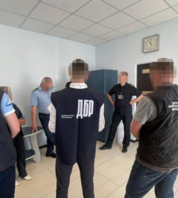 На Львівщині інспектори митного поста незаконно оформили нульове розмитнення для 41 авта