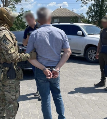 Обіцяв швидке оформлення товару через митний пост: на Одещині службовець митниці «піймався» на хабарі