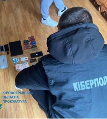 Зламували соціальні мережі та просили гроші «у борг»: на Кіровоградщині викрили злочинну групу