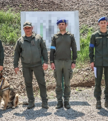 В Одесской области наградили гвардейцев-кинологов и служебную овчарку 