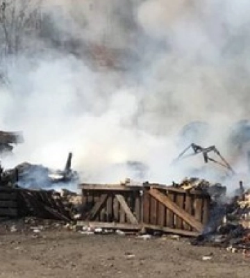 В одному з районів Києва спалахнула серйозна пожежа, на місці працюють рятувальники, фото і відео