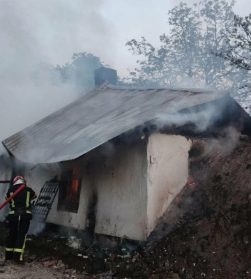 На Львівщині згоріла стара мазанка – гасили 9 пожежників, - ФОТО