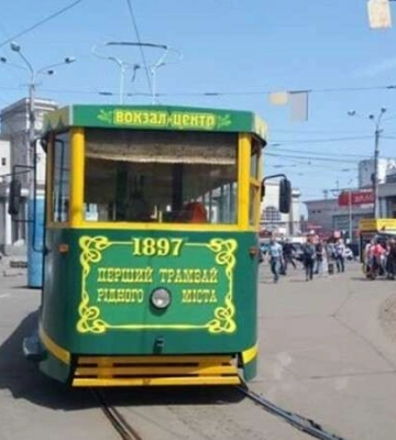 Проїхатись на легенді і покерувати трамваєм: у Дніпрі провели унікальну екскурсію для юних дніпрян