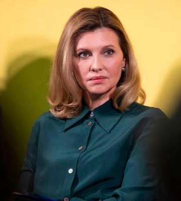 У смарагдовій блузі та шоколадних штанах: Олена Зеленська підкорила появою на вокзалі в Києві