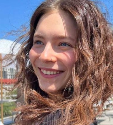 Копия мамы: 20-летняя дочь Елены Кравец прогулялась по Киеву в стильном образе