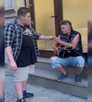 Одесит нецензурно облаяв у Львові народну депутатку за її зауваження про російські пісні (відео)