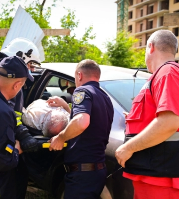 У Чернівцях врятували водія, який протаранив паркан на Сторожинецькій
