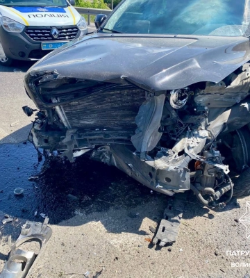 Був неуважним: під Луцьком водій Volvo зніс відбійник та злетів у кювет 