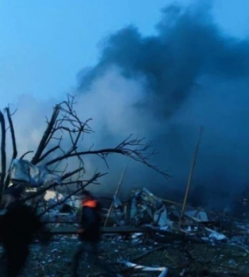 З-під завалів дістали чоловіка, там ще є люди: що відбувається на місці ракетного удару під Дніпром