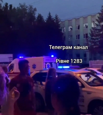 На Відінській у Рівному - ДТП, а біля машин - бійка (ВІДЕО)
