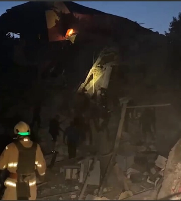 Удар по передмістю Дніпра: Зеленський показав відео рятувальної операції