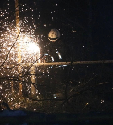 З-під завалів дістали чоловіка, там ще є люди: що відбувається на місці ракетного удару під Дніпром
