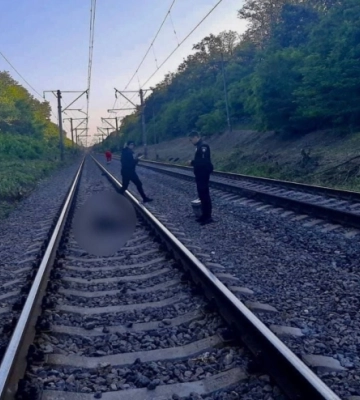 В Киевской области под колесами электрички погибла девушка