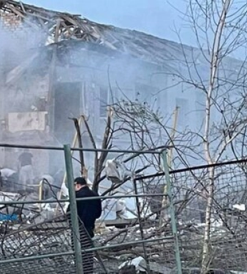 Наслідки ворожого удару по передмістю Дніпра: загинула 2-річна дитина, 22 людини поранені. Пошкоджено будинки, рятувальний підрозділ, магазини та газопровід. ФОТОрепортаж