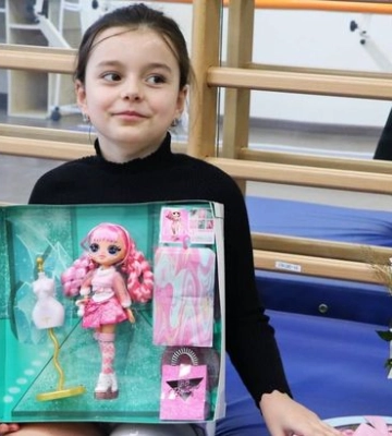 7-летняя гимнастка Паскаль с протезом ноги выступила на всеукраинских соревнованиях. Видео