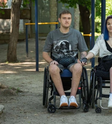 Подружжя, травмоване через ворожу атаку на автозаправну станцію у Дніпрі, продовжує реабілітацію (Відео)