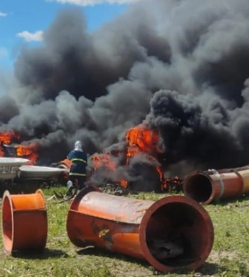 Під Києвом ліквідували потужну пожежу (, )
