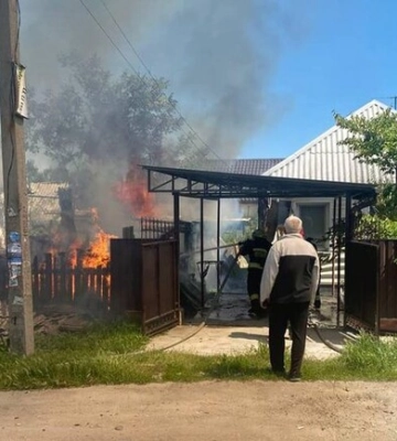 У Дніпрі сталася масштабна пожежа у приватному секторі