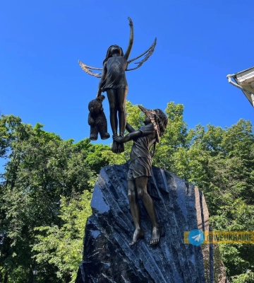 Пам’ятник дітям-жертвам РФ відкрили в Харкові. Зеленська плакала (фото, відео)