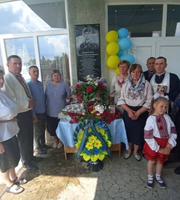 На Волині всіх гостей на свої іменини Герой зустрічав... із меморіальної дошки