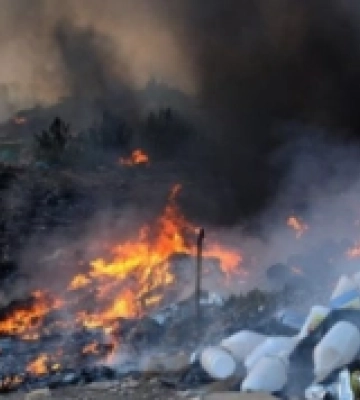 В Острозі горіло побутове сміття