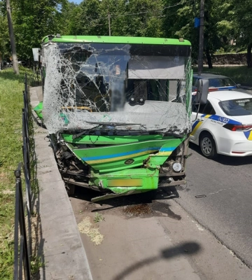 У Черкасах легковик наздогнав маршрутку, яка знесла стовп (ФОТО)