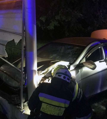 Смертельна ДТП у Дніпрі: водій на Hyundai Sonata влетів у стелу АЗС