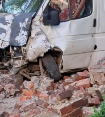 П&#039;яний водій у Франківську зніс цегляний паркан біля музею