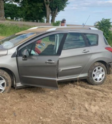 На Львівщині 42-річна водійка на «Peugeot» злетіла у кювет: постраждали троє осіб, з них – 8-річна дитина