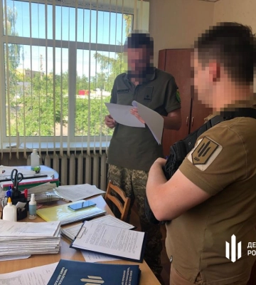 За $6-10 тис. до Молдови чи Угорщини: начальника військкомату на Київщині підозрюють у переправленні ухилянтів за кордон