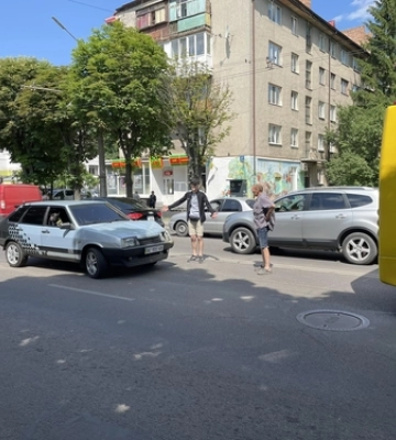 На Перемоги в Луцьку авто гепнулось в маршрутку, є затор 