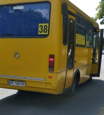«Розвелося вас тут», — водій маршрутки у Рівному нахамив матері полеглого на війні Героя