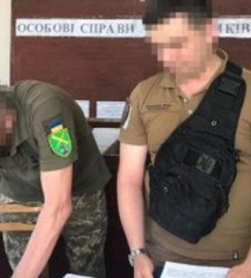 ДБР викрило схему продажу підроблених документів для виїзду за кордон на тисячі доларів