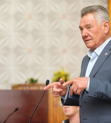Кияни виступили проти перейменування вулиці на честь ексмера Олександра Омельченка — петиція набрала голоси