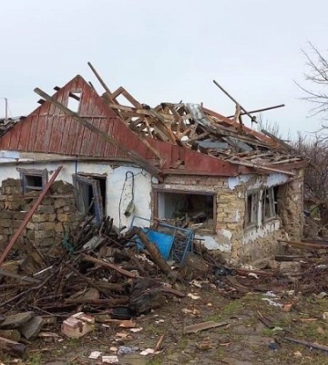 Росія вдарила авіабомбами по житловому кварталу Берислава, є поранені