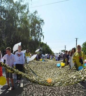 Волонтери на Миколаївщині зробили найбільшу маскувальну сітку