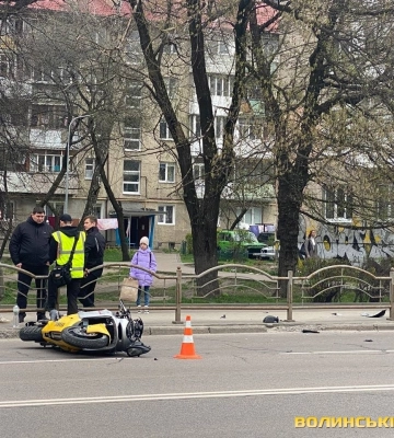 Водійку Renault, яка збила мотоцикліста на Перемоги у Луцьку, оштрафували на 850 грн
