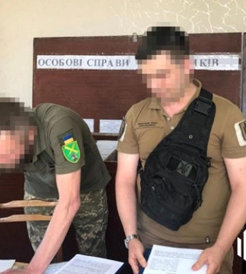 ДБР викрило схему продажу підроблених документів для виїзду за кордон на тисячі доларів
