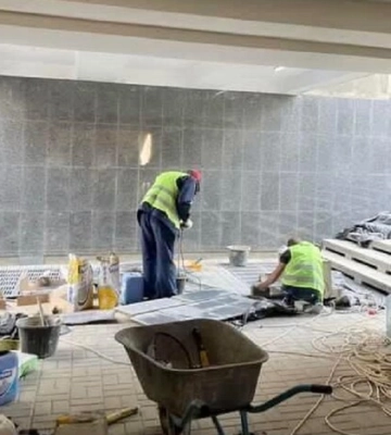 У Києві на метро «Університет» ремонтники збивають натуральний травертин