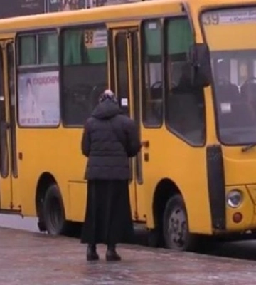В Ровно наказан водитель за поведение по отношению к матери погибшего воина В Ровно наказан водитель за поведение по отношению к матери погибшего воина