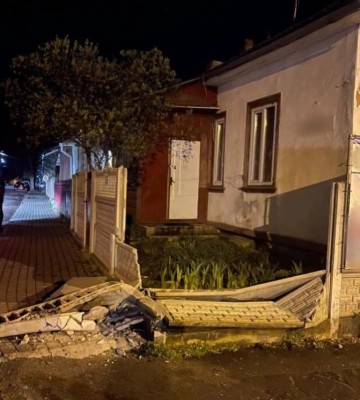 Водія вантажівки, який розтрощив паркан у Дубні, розшукали на Миколаївщині