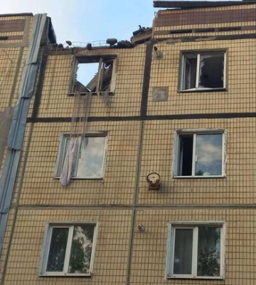 Оккупанты обстреляли жилой квартал в Никополе: люди под завалами