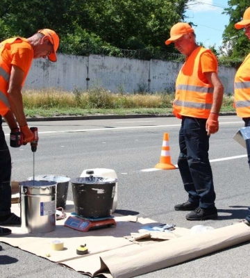 У Дніпрі оновлюють дорожню розмітку технологією холодного пластику (Фото)