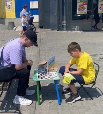 На Дніпропетровщині діти грають у шашки з перехожими, щоб зібрати гроші на ЗСУ